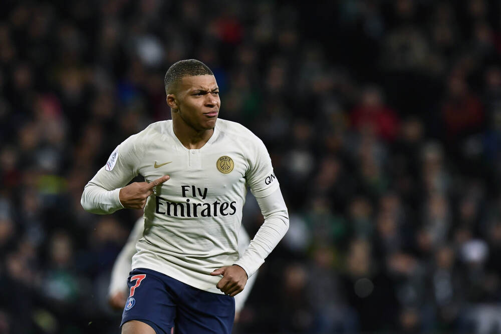 金正恩携家人出席，朝鲜举行新年庆祝演出